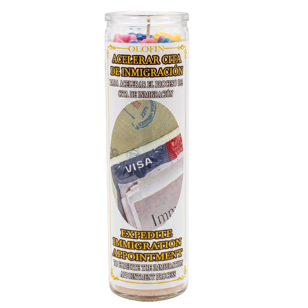 A tall glass prayer candle with a white label that reads 'Olofio' and 'Agelerar Cefá de Inmigración' plus 'Expedite Immigration Appointment.' The candle contains multicolored coins visible at the top, and the label includes an illustration of a visa and banknotes.