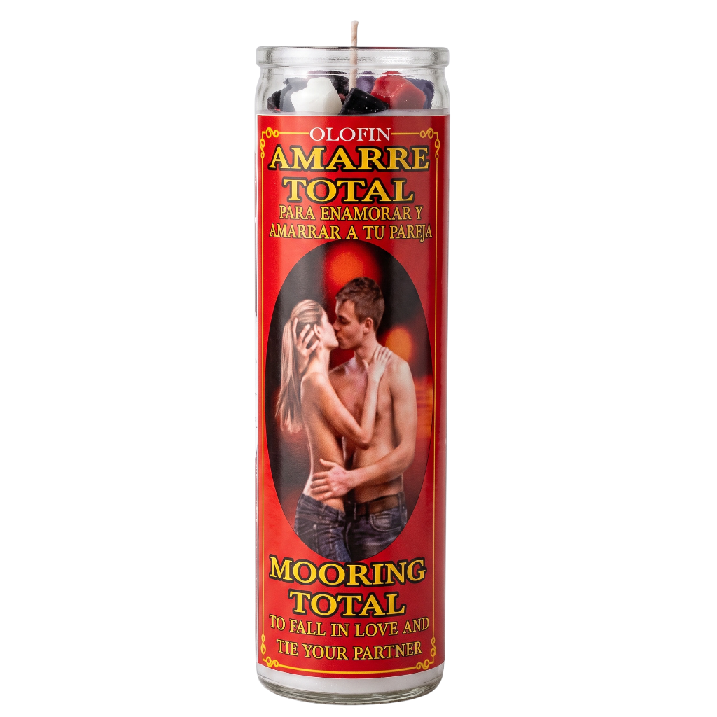 A tall glass jar candle with a red label featuring a romantic couple illustration and Spanish text reading 'Olofin Amarre Total' and 'Mooring Total,' shown on a plain white background.
