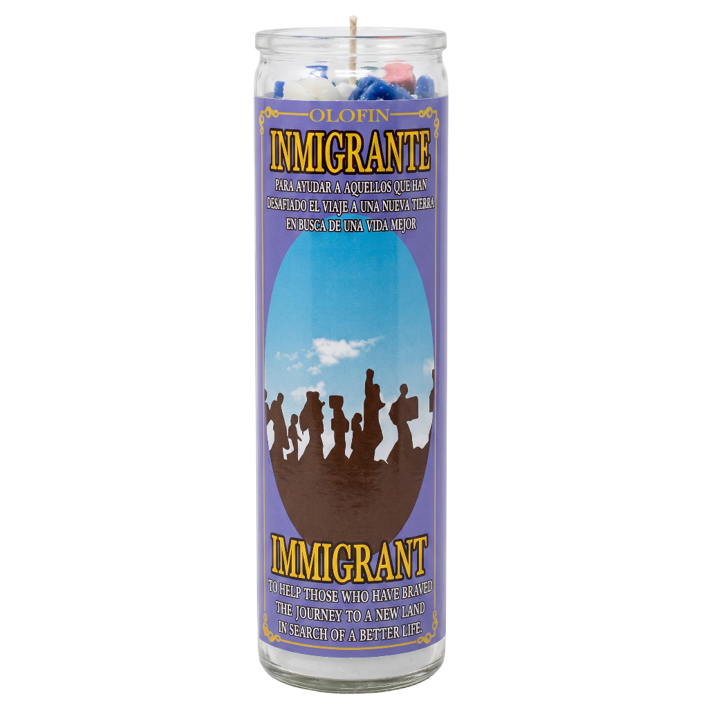 A tall glass jar candle with a purple label reading 'Oloro Immigrante' in yellow text, featuring a graphic of a family silhouette against a blue sky. The candle is filled with blue, purple, and pink wax at the top, set against a plain white background.